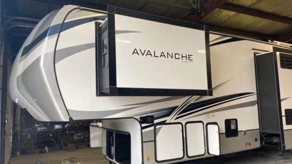 2022 KEYSTONE RV CO AVALANCHE 378BH - Image 3