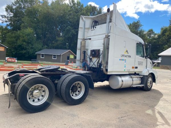 2007 VOLVO VNL64T630  STAND UP SLEEPER - Image 4