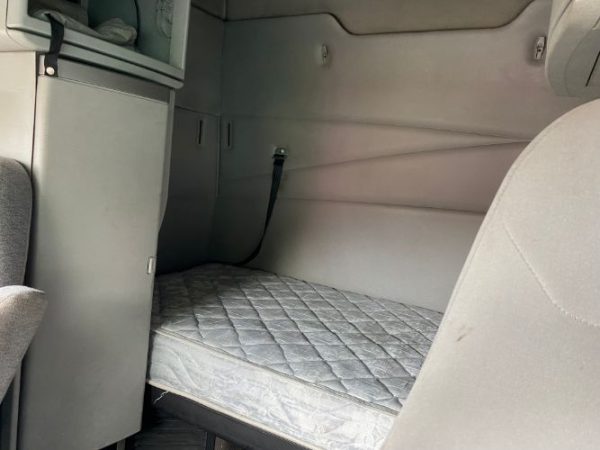 2007 VOLVO VNL64T630  STAND UP SLEEPER - Image 7