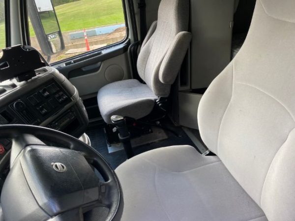 2007 VOLVO VNL64T630  STAND UP SLEEPER - Image 8