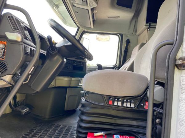 2007 VOLVO VNL64T630  STAND UP SLEEPER - Image 9
