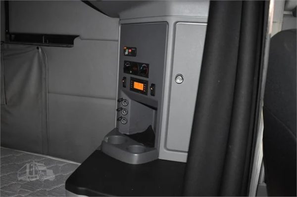 2014 PETERBILT 579 - Image 10