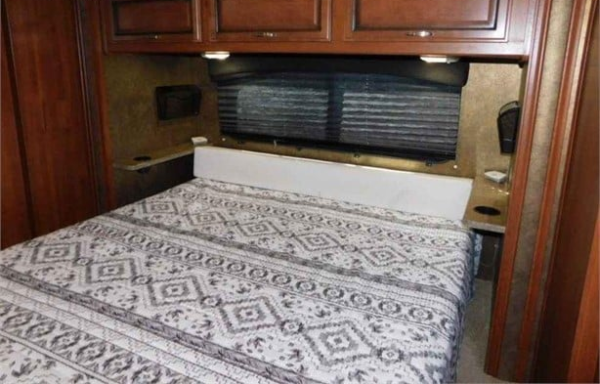 2014 FLEETWOOD BOUNDER CLASSIC 36H - Image 8