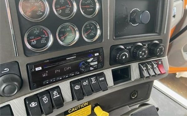2017 Kenworth T880 Tri-Axle Dump Truck - Image 5