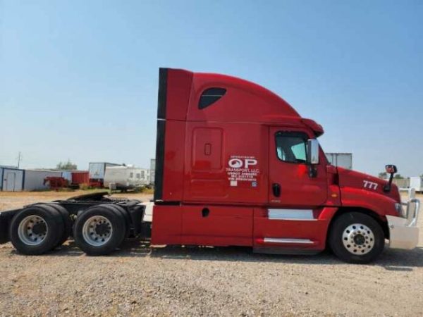 2016 FREIGHTLINER CASCADIA 72in Double Bunk Stand Up Sleeper