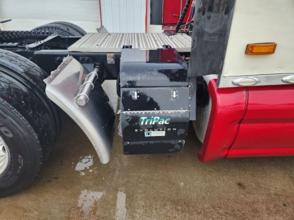 2015 PETERBILT 579 80′ SLEEPER - Image 13