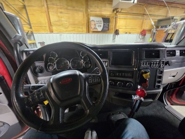 2015 PETERBILT 579 80′ SLEEPER - Image 15