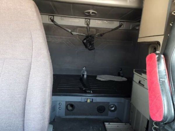 2016 FREIGHTLINER CASCADIA 72in Double Bunk Stand Up Sleeper - Image 16