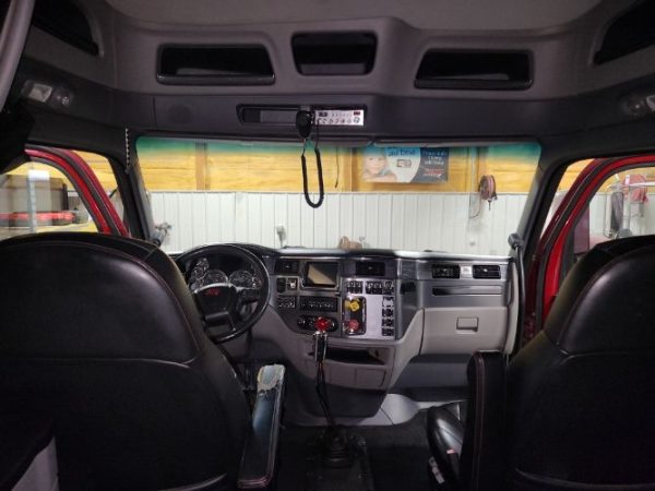 2015 PETERBILT 579 80′ SLEEPER - Image 16