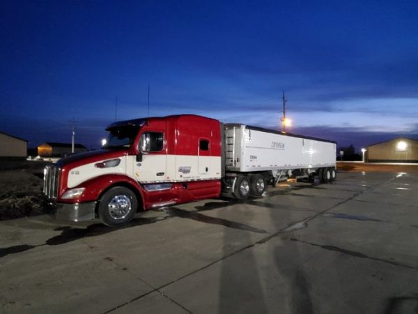 2015 PETERBILT 579 80′ SLEEPER - Image 3