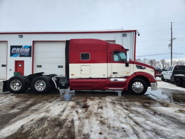 2015 PETERBILT 579 80′ SLEEPER - Image 6
