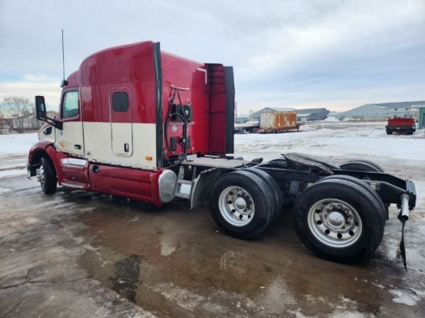 2015 PETERBILT 579 80′ SLEEPER - Image 9