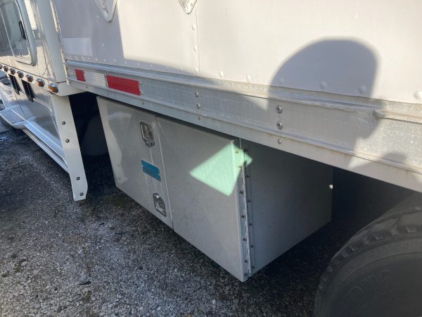 2013 Freightliner Cascadia 125 - Image 19