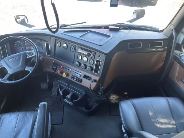 2018 Freightliner Cascadia 126 - Image 4