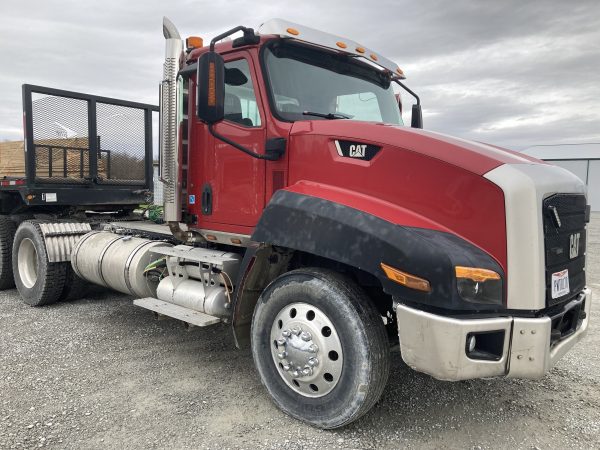 2013 Caterpillar CT660 - Image 2