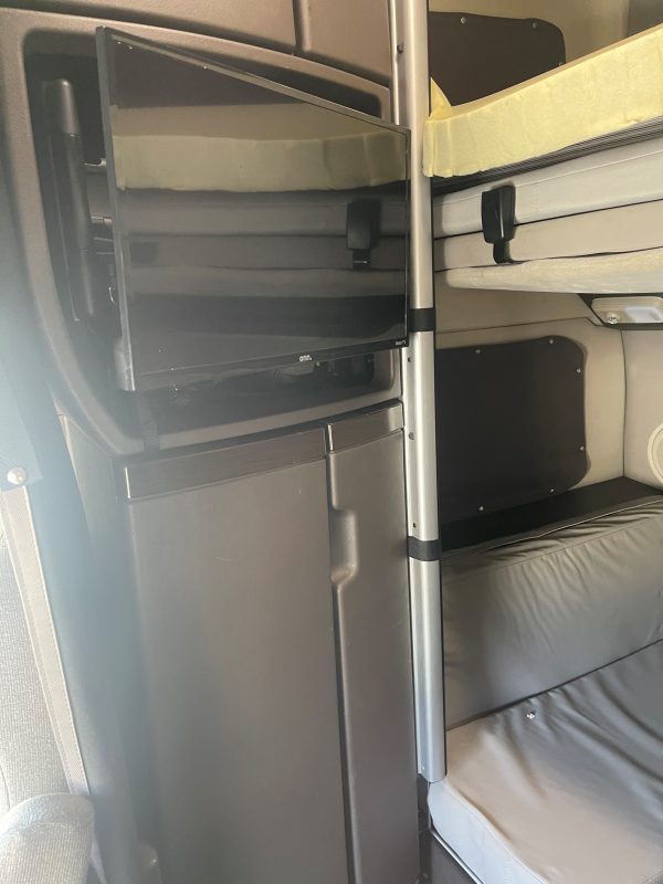 2017 Volvo VNL64T780 - Image 6