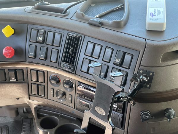 2017 Volvo VNL64T780 - Image 7