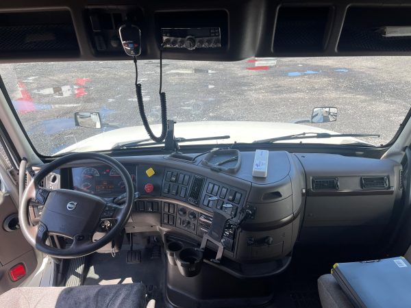 2017 Volvo VNL64T780 - Image 8