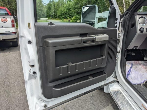 2013 Ford F550 SD Lariat - Image 11