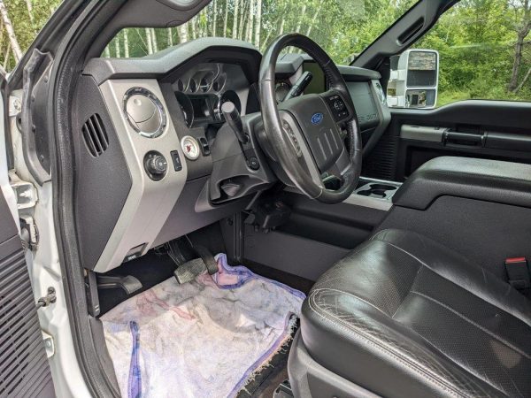 2013 Ford F550 SD Lariat - Image 12