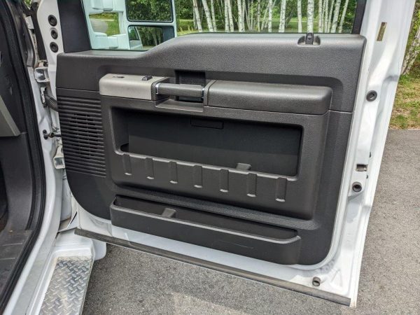 2013 Ford F550 SD Lariat - Image 19