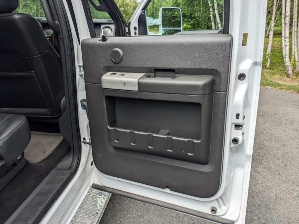 2013 Ford F550 SD Lariat - Image 21