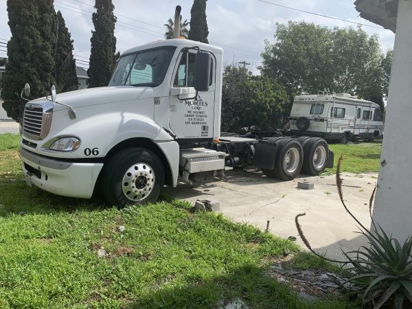 2010 Freightliner Columbia 120 Day Cab - Image 2