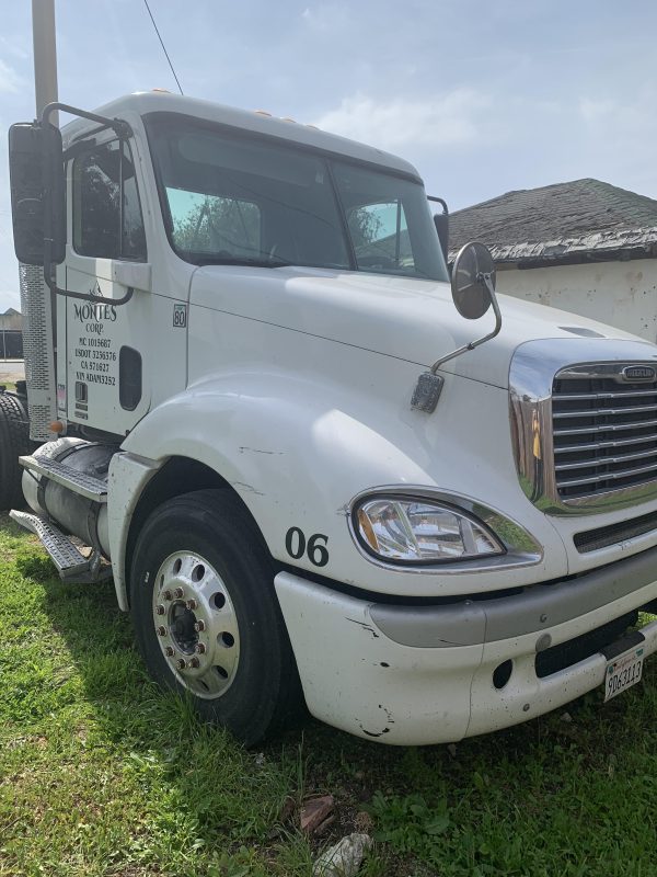 2010 Freightliner Columbia 120 Day Cab - Image 3
