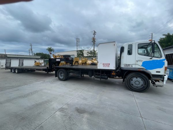 2007 Mitsubishi FM 330 with, 2022 Hooper Equipment Trailer, 22.5 Ton, Gooseneck and 2006 PJ Dump Hurricane Clean Up Trailer, 10 Ton, Gooseneck. - Image 4