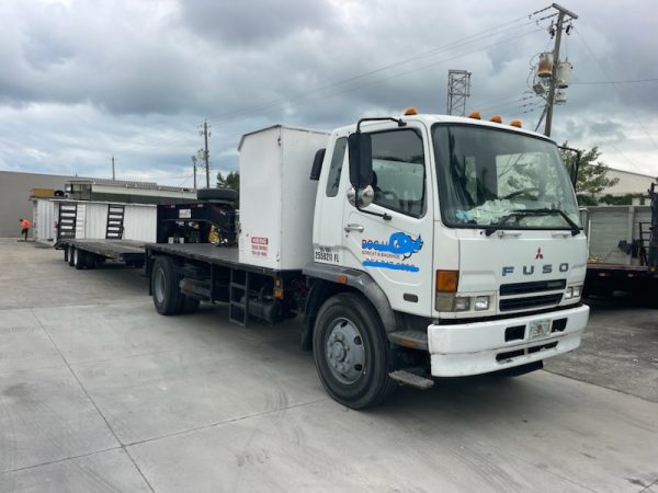 2007 Mitsubishi FM 330 with, 2022 Hooper Equipment Trailer, 22.5 Ton, Gooseneck and 2006 PJ Dump Hurricane Clean Up Trailer, 10 Ton, Gooseneck. - Image 3