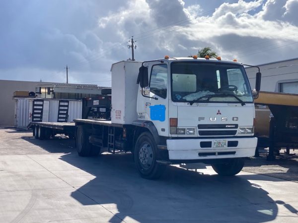 2007 Mitsubishi FM 330 with, 2022 Hooper Equipment Trailer, 22.5 Ton, Gooseneck and 2006 PJ Dump Hurricane Clean Up Trailer, 10 Ton, Gooseneck. - Image 5
