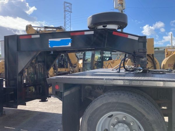 2007 Mitsubishi FM 330 with, 2022 Hooper Equipment Trailer, 22.5 Ton, Gooseneck and 2006 PJ Dump Hurricane Clean Up Trailer, 10 Ton, Gooseneck. - Image 11