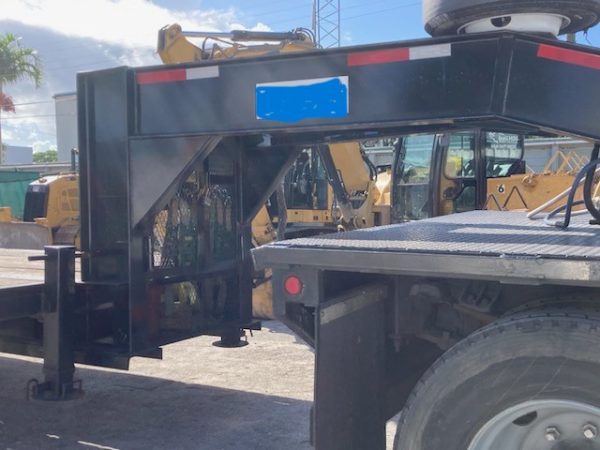 2007 Mitsubishi FM 330 with, 2022 Hooper Equipment Trailer, 22.5 Ton, Gooseneck and 2006 PJ Dump Hurricane Clean Up Trailer, 10 Ton, Gooseneck. - Image 12