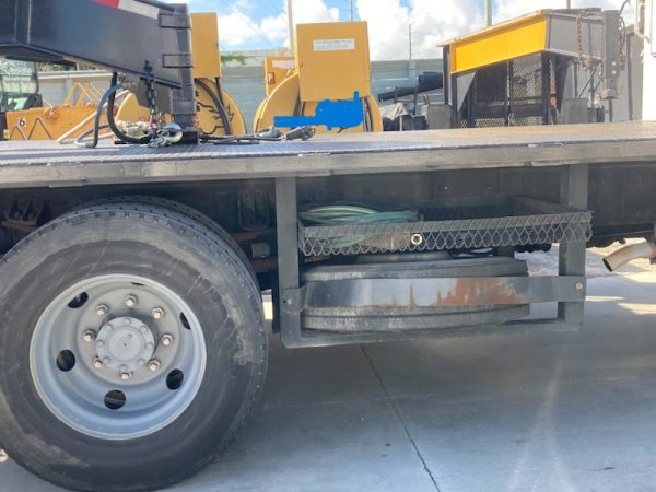 2007 Mitsubishi FM 330 with, 2022 Hooper Equipment Trailer, 22.5 Ton, Gooseneck and 2006 PJ Dump Hurricane Clean Up Trailer, 10 Ton, Gooseneck. - Image 7