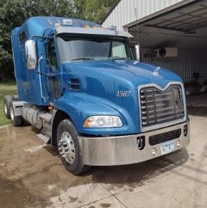 2015 MACK PINNACLE CXU 613  SINGLE BUNK SLEEPER