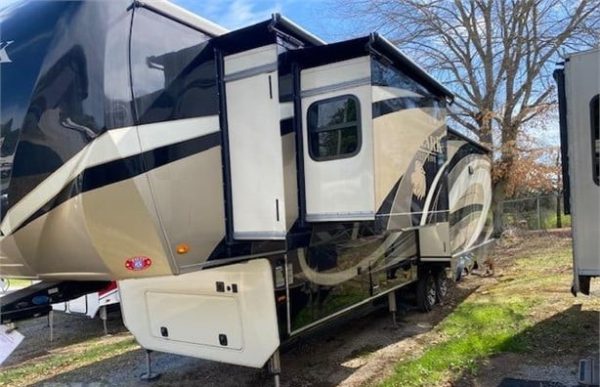 2018 HEARTLAND LANDMARK 365 OSHKOSH
