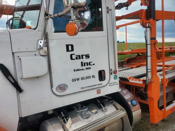 2020 Peterbilt 365 Day Cab - Image 2