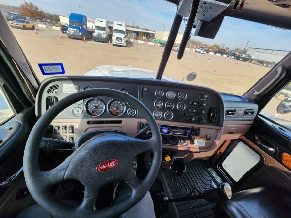 2010 Peterbilt 367 - Image 14