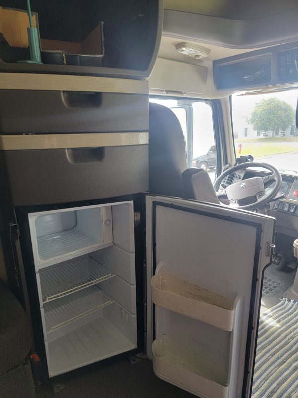 2018 Volvo VNL64T730 - Image 4