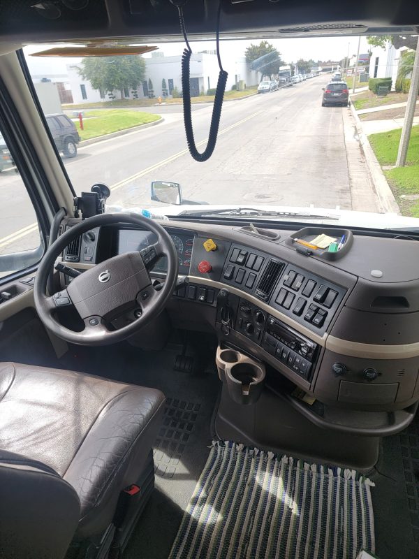 2018 Volvo VNL64T730 - Image 6
