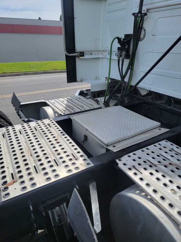 2018 Volvo VNL64T730 - Image 10