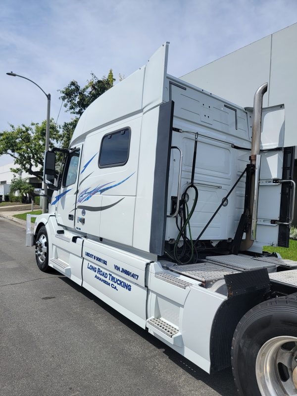 2018 Volvo VNL64T730 - Image 13