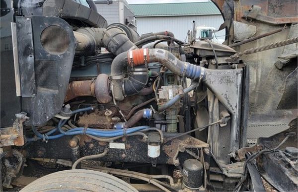 1996 Kenworth T600 - Image 6