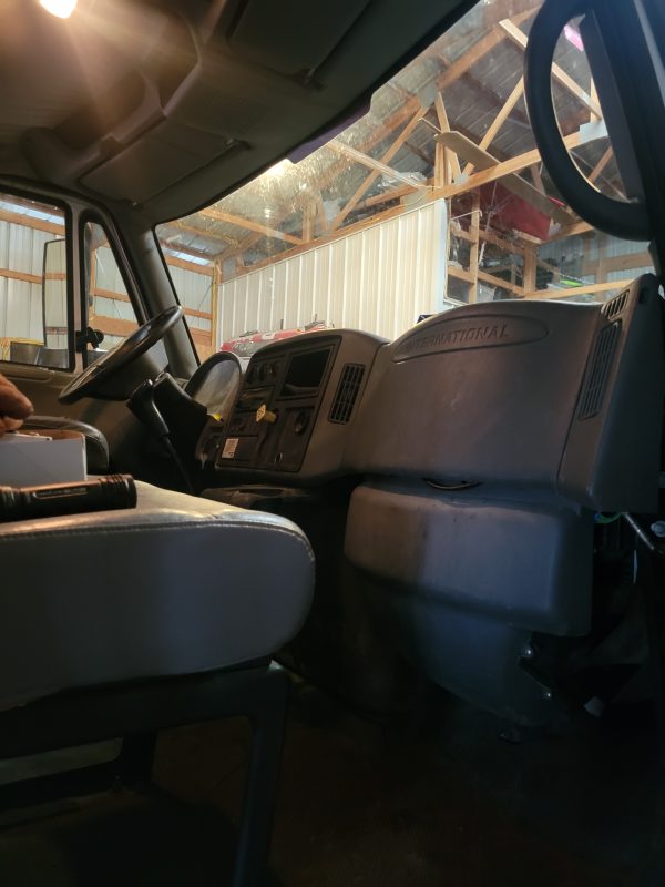 2005 International 4400 - Image 11
