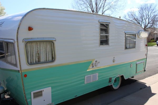 2015 Shasta Airflyte M19 - Image 2