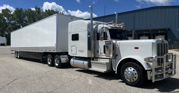 2019 Peterbilt 389 with 2024 Utility Trailer - Image 4