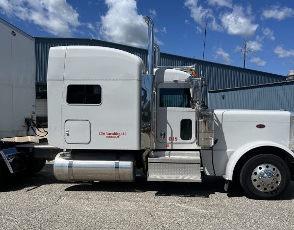 2019 Peterbilt 389 with 2024 Utility Trailer - Image 5