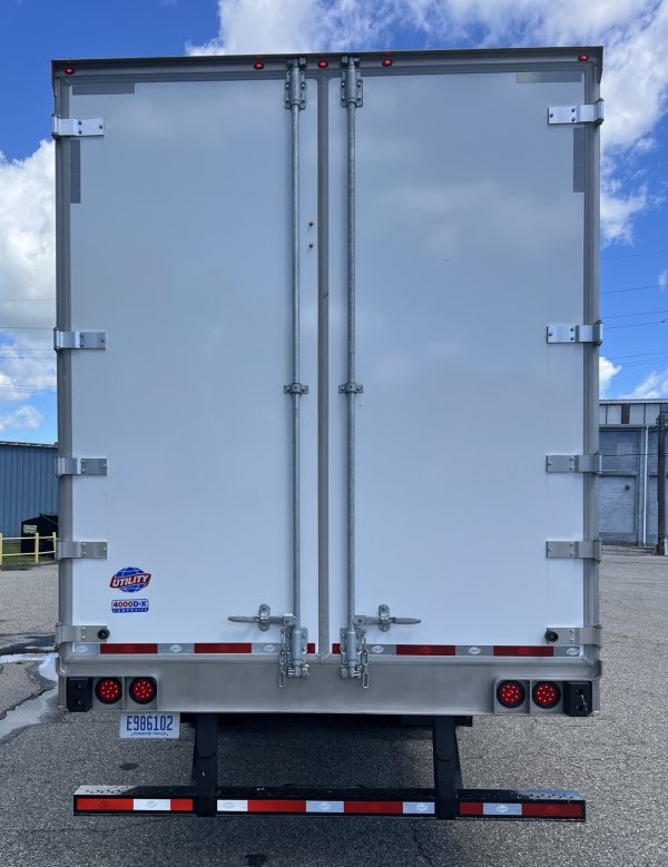 2019 Peterbilt 389 with 2024 Utility Trailer - Image 8