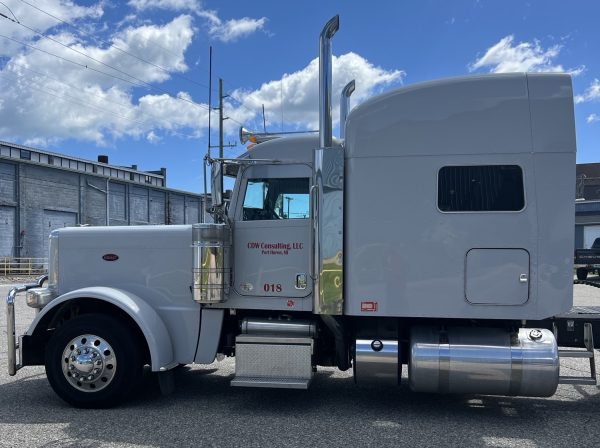 2019 Peterbilt 389 with 2024 Utility Trailer - Image 10