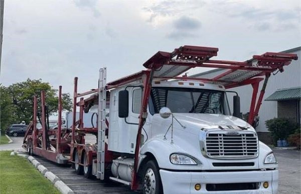 2006 Freightliner Columbia 112 with Car Carrier - Image 2